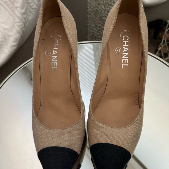 CHANEL runway beige and black pointed knotted heels - Picture 5 of 5